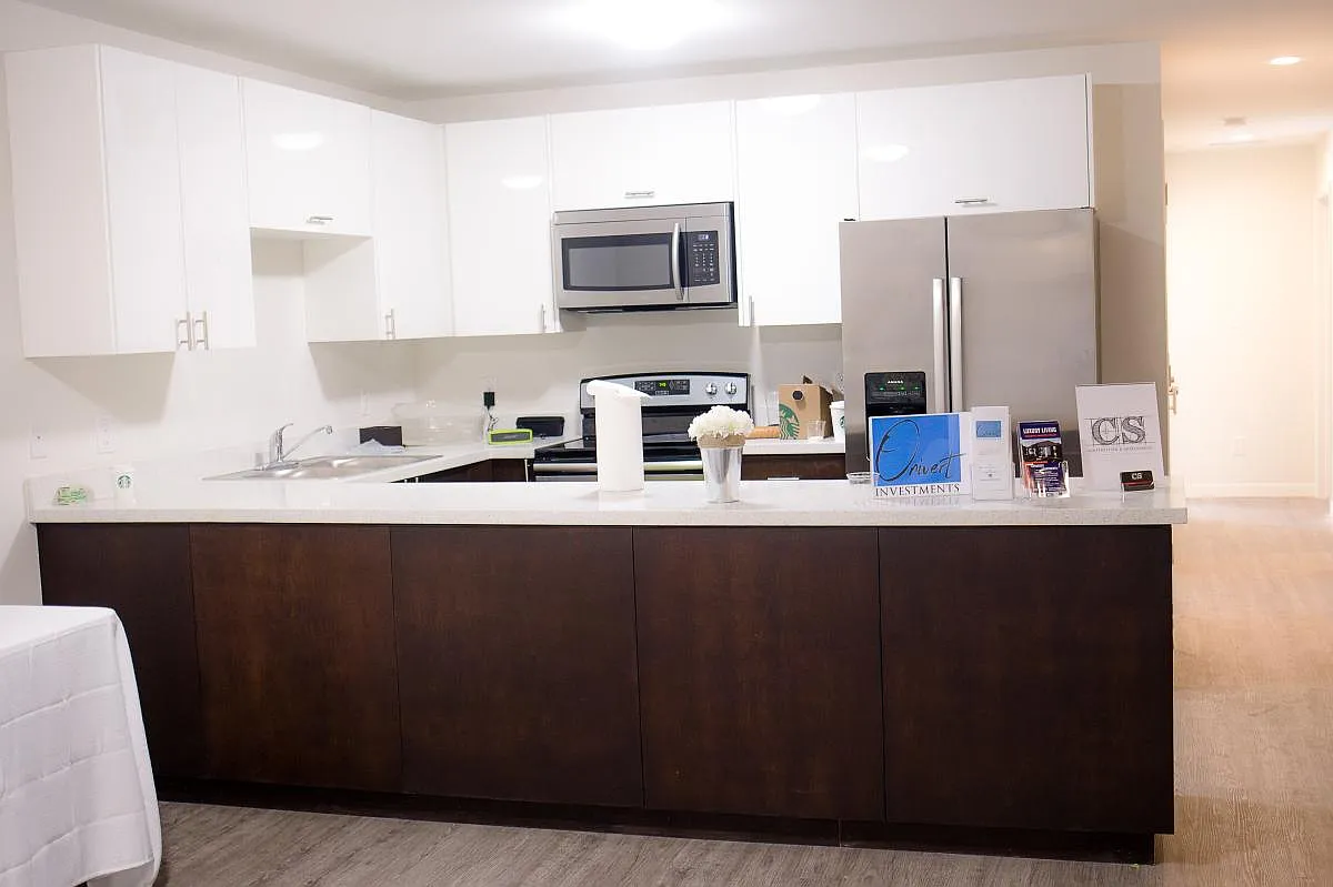 200 S Alex Ave — Photo 3