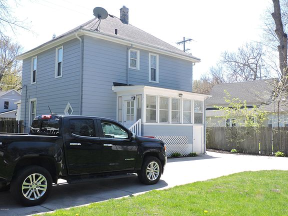 3rd image of 559 Leonard St NE