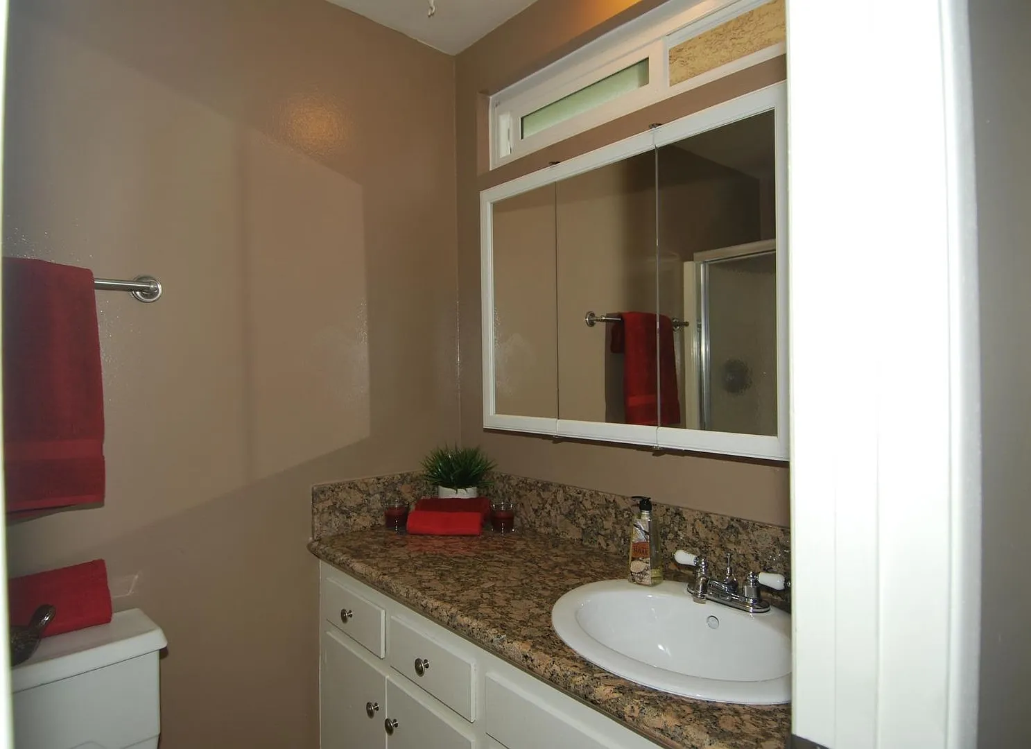 La Reina Ave. Apartments — Photo 2