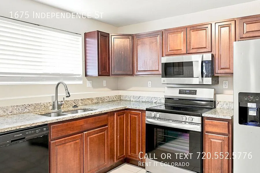 Charming 2BD/1BA Lower Unit with Oversized Backyard in Lakewood — Photo 4