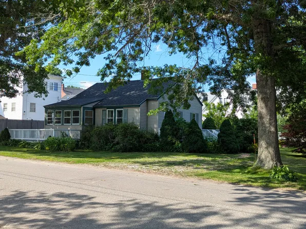 8 Mosman St, Searsport, ME 04974