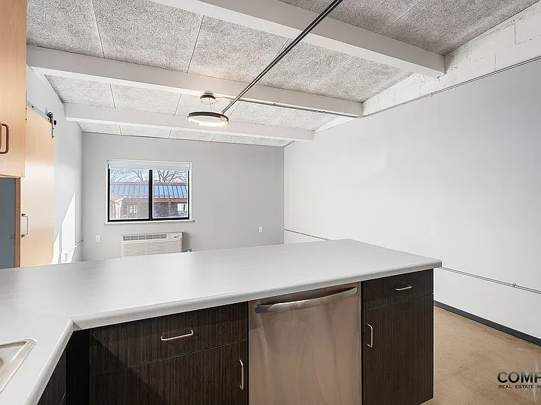 The Howard Apartments — Photo 32