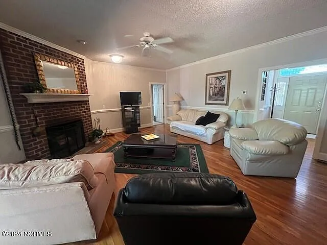3 bed, 2.0 bath, 2500 sqft, $2,300 — Photo 4