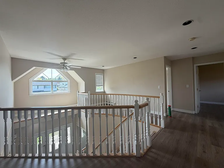 9228 Pinewell Cres — Photo 3