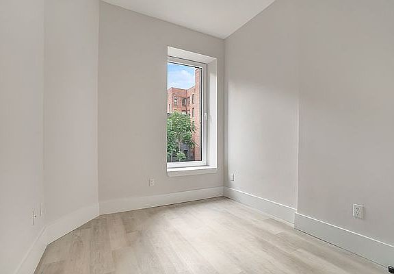 4th image of 324 E 116th St #3B