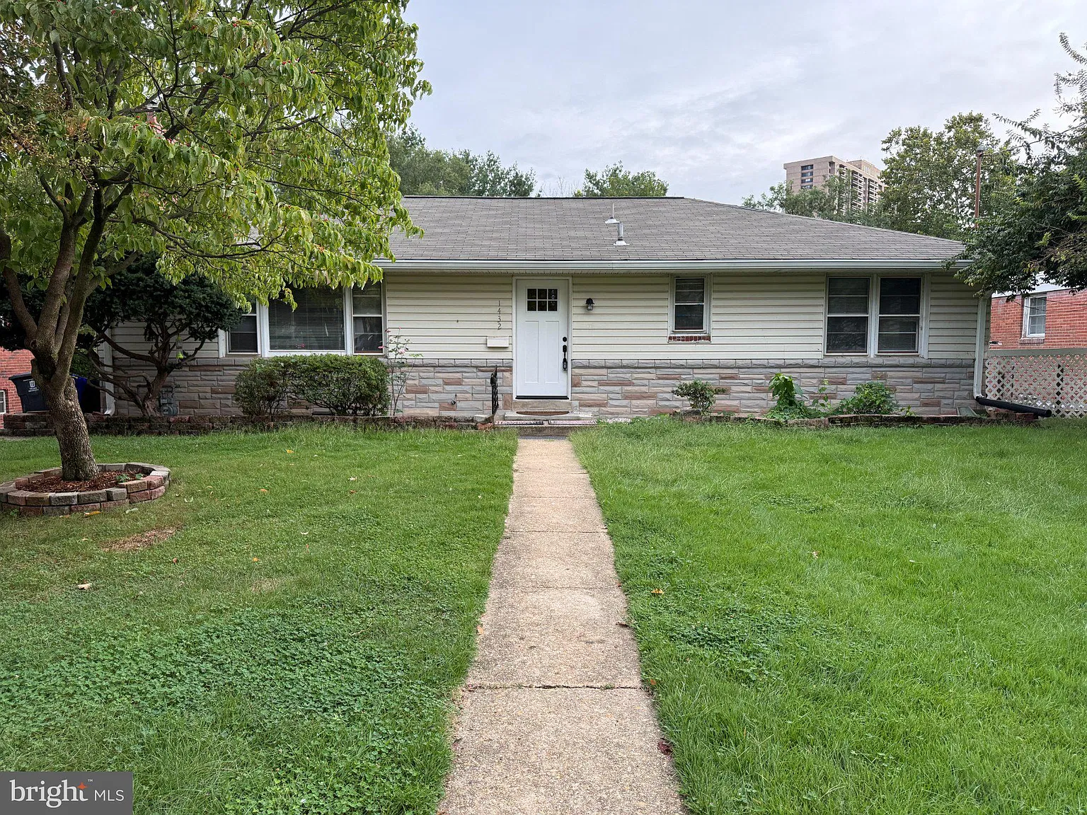 4 bed, 2.5 bath, 2498 sqft, $4,000 — Photo 3