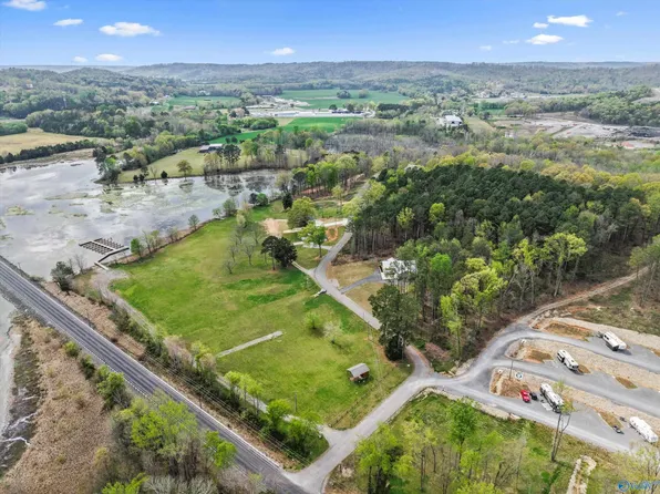2 Adventure Rd, Guntersville, AL 35976
