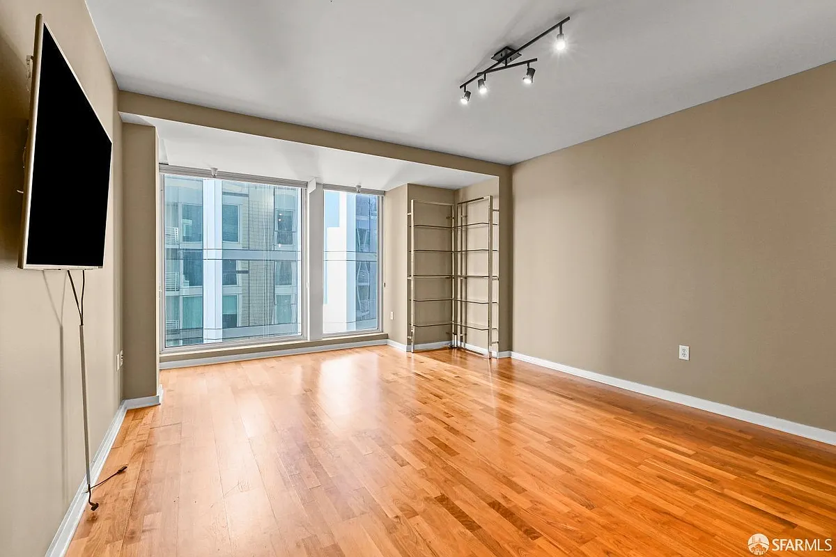 Building Photo - 555 4th St #635
