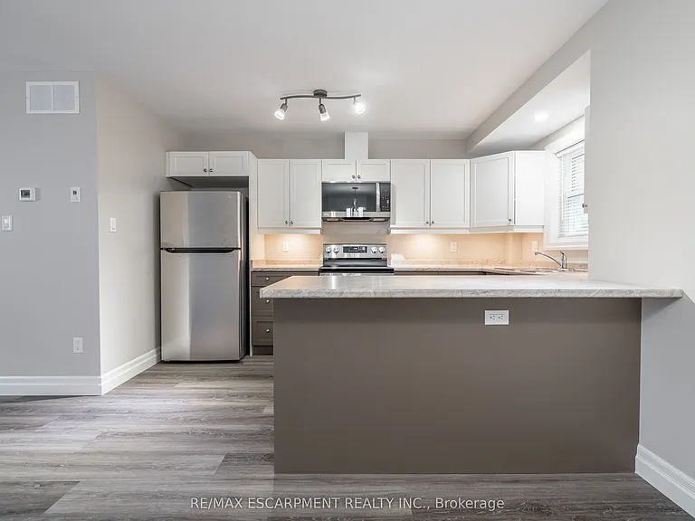 38 Viewpoint Ave #2 — Photo 2