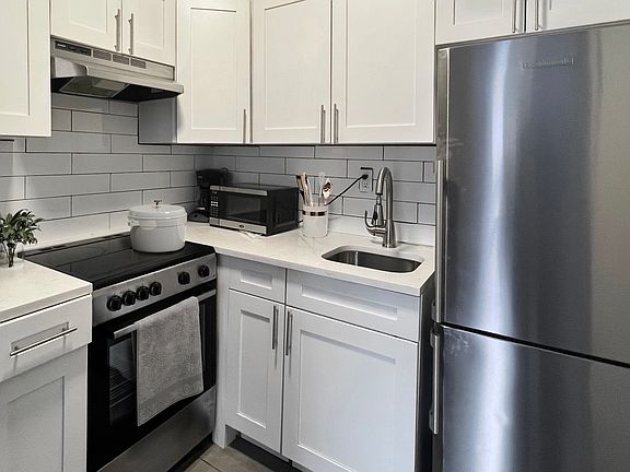 3rd image of 215 W 101st St APT 3C