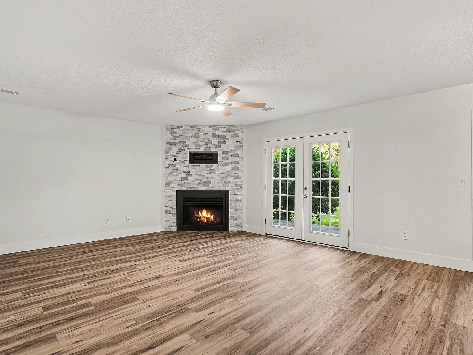 2 bed, 921 sqft, $1,600 — Photo 2