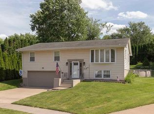 2 Monticello Ct, Davenport, IA 52806