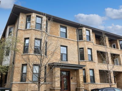555 W Briar Pl APT 202, Chicago, IL, 60657