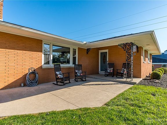 4th image of 4015 Camelot Rd