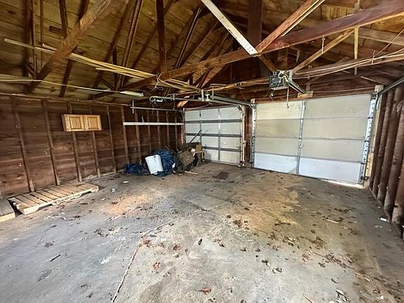 3rd image of 915 Young St