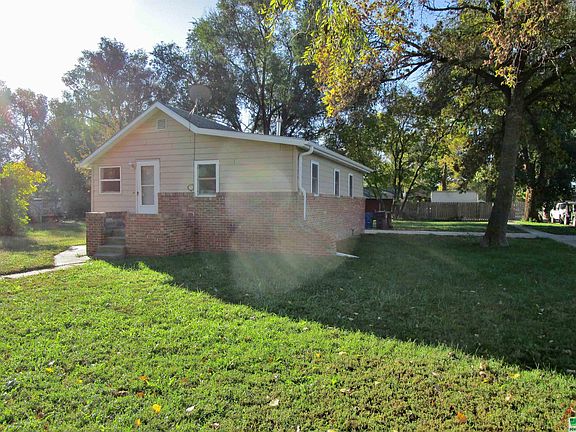 2nd image of 326 W 30th St