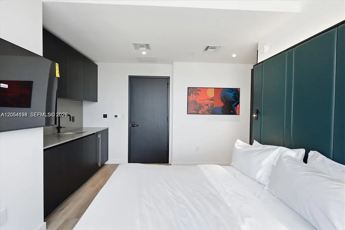 Eleven Hotel And Residence — Photo 4