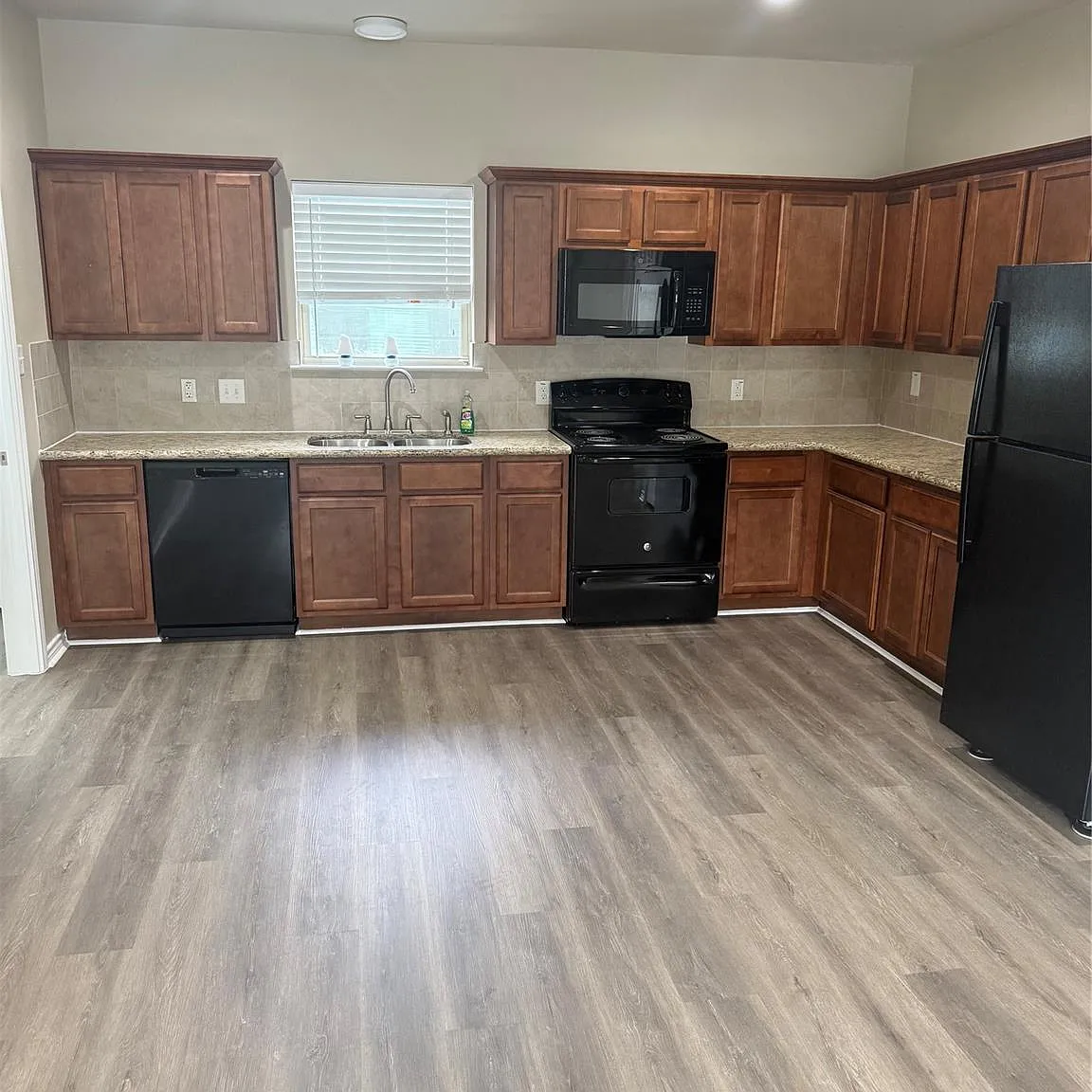 3 bed, 2.0 bath, 1270 sqft, $1,700 — Photo 2