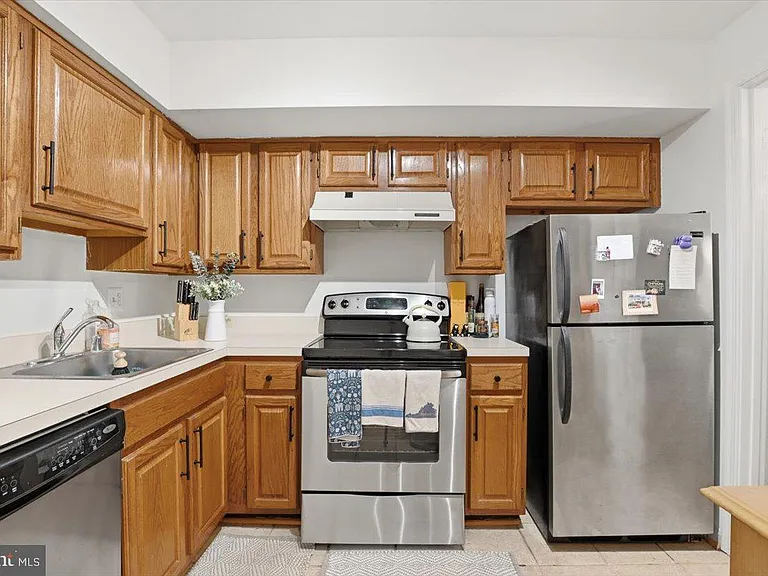 545 Colecroft Ct — Photo 9
