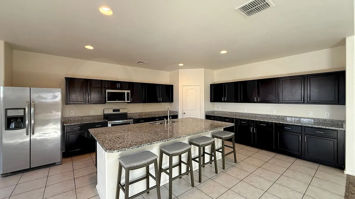4 bed, 3.5 bath, 2695 sqft, $2,199 — Photo 4
