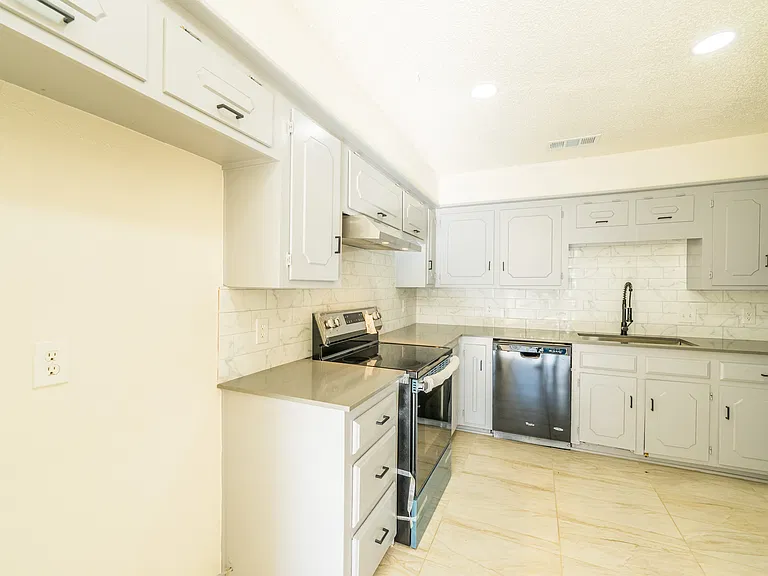 625 Woodhaven Pl — Photo 11