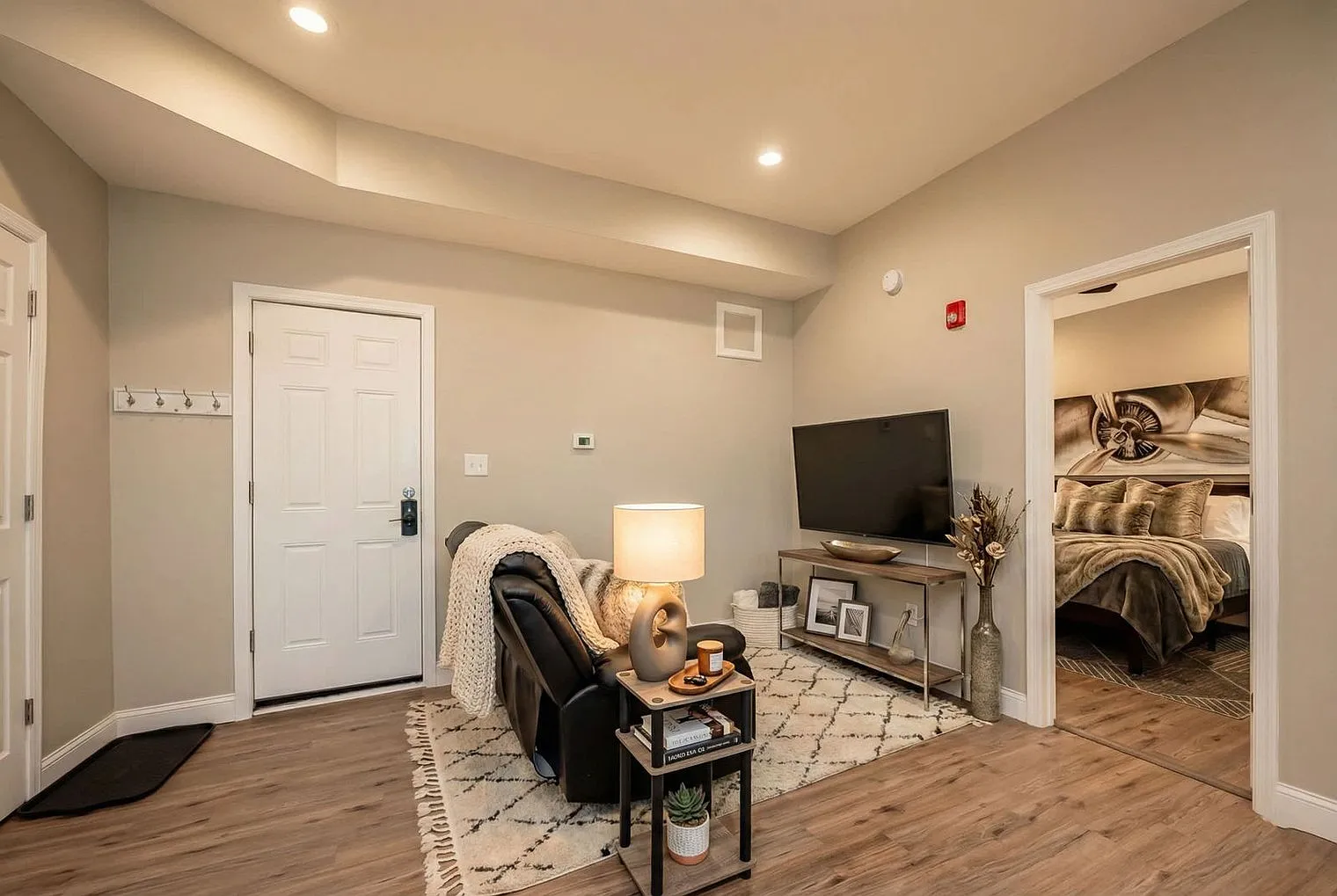 1 bed, 1.0 bath, 742 sqft, $2,595 — Photo 2
