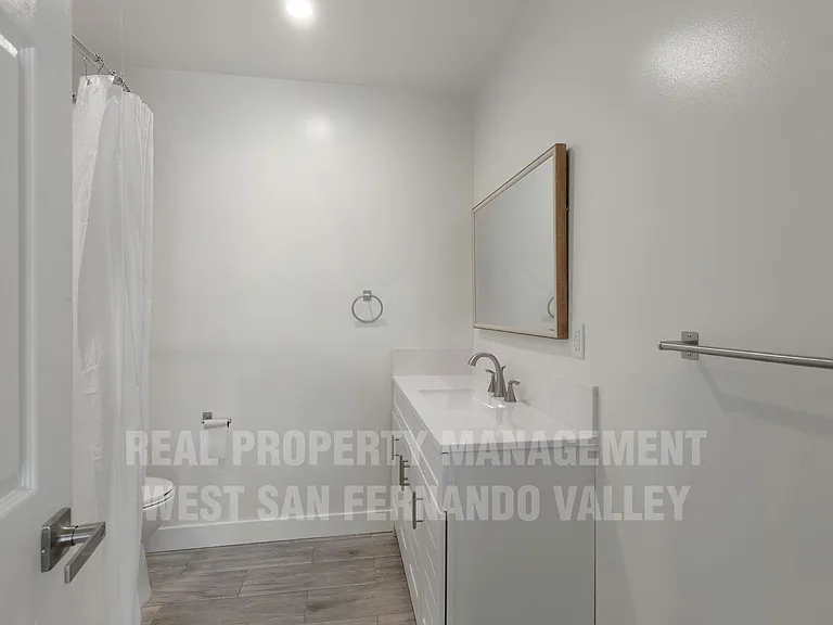 9801 Columbus Ave — Photo 20