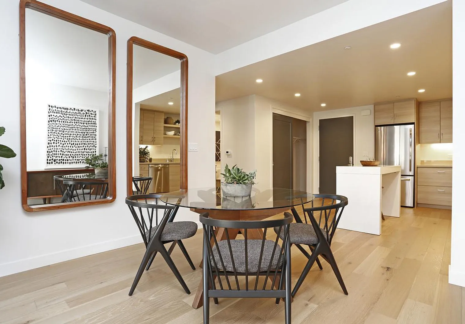 2 bed, 1.0 bath, 1097 sqft, $10,211 — Photo 2
