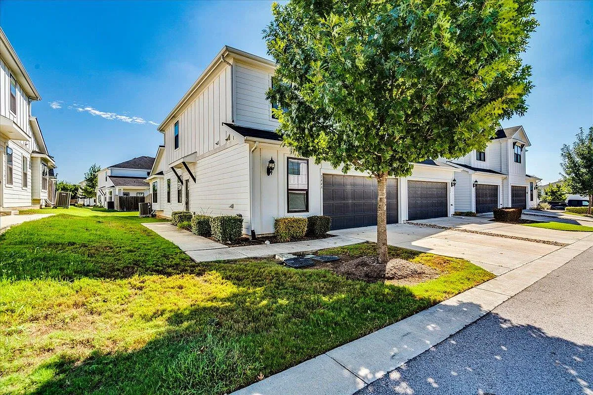 4 bed, 2.5 bath, 2108 sqft, $1,995 — Photo 4
