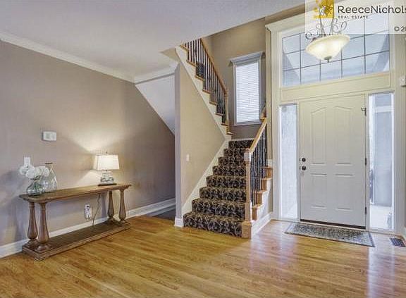 Soaring ceiling entry, designer carpet and iron spindles, gleami