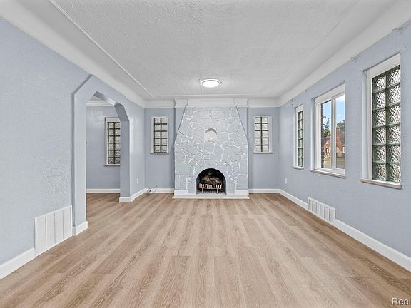 3rd image of 14035 Rutherford St