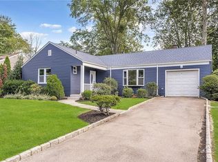 87 Daisy Farms Dr, New Rochelle, NY 10804