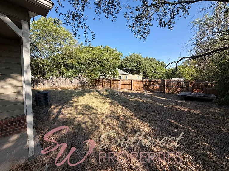 979 W Pecan St — Photo 26