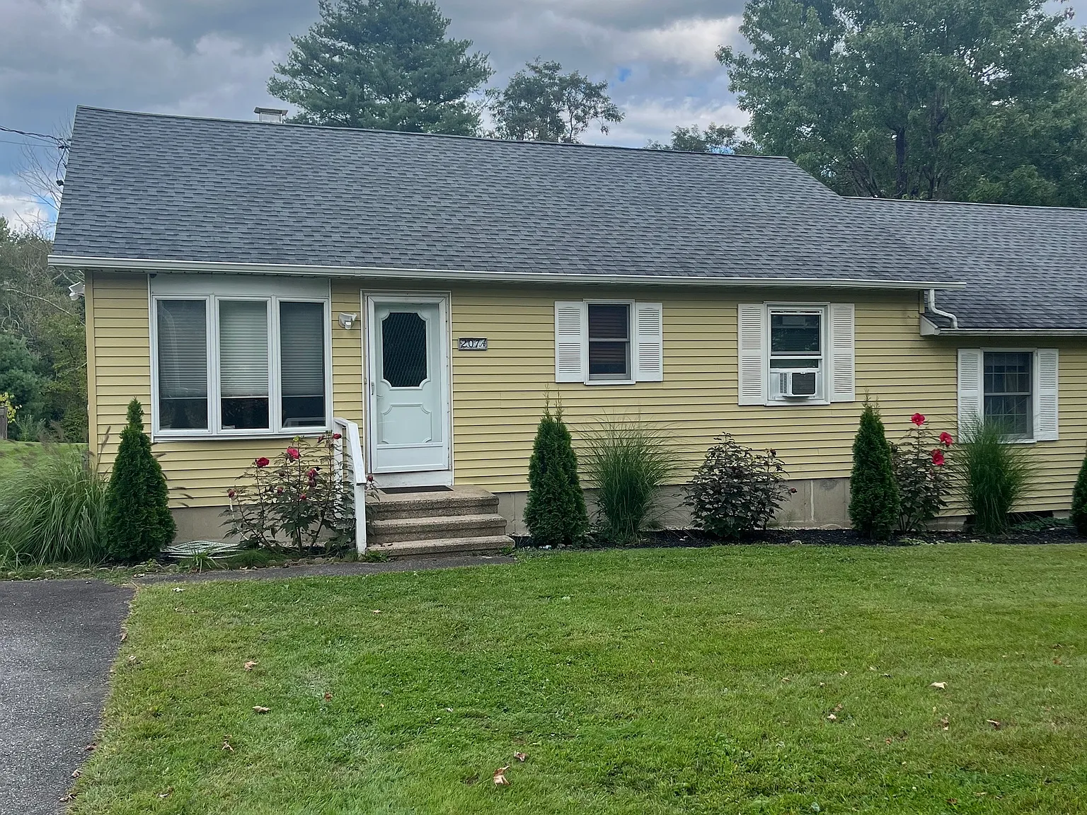 2 bed, 1.0 bath, 1976 sqft, $2,000 — Photo 2