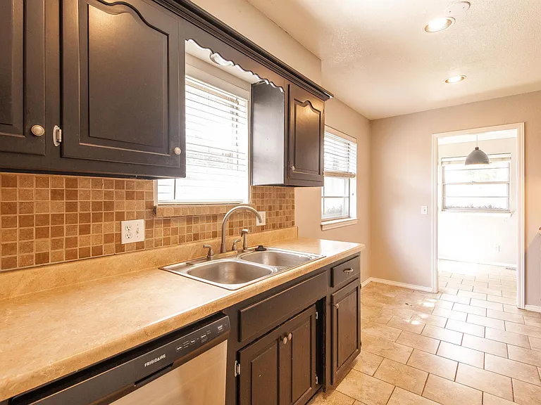 205 E 30th St #1 — Photo 17