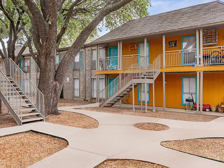 Inglewood Village Apartments — Photo 9