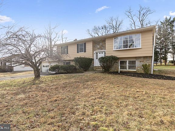 3rd image of 520 Beards Hill Rd