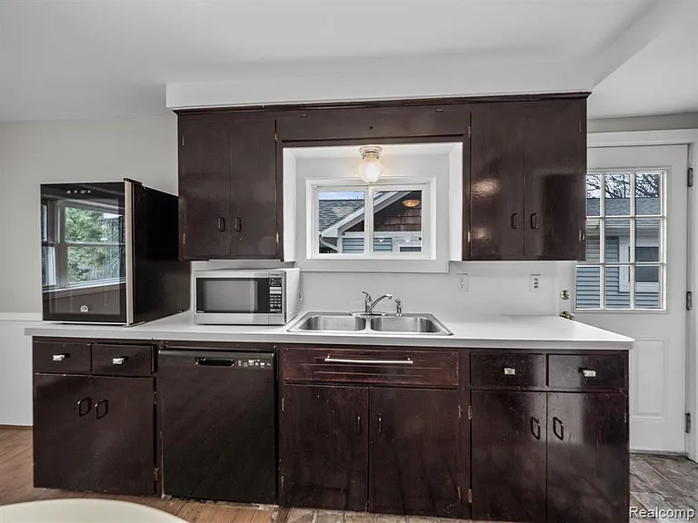 3153 Bessie St — Photo 8