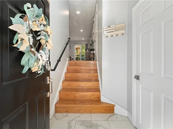 565 Quaker Ln APT 32, West Warwick, RI 02893