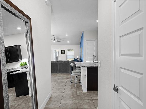 4th image of 4391 Sutherland St