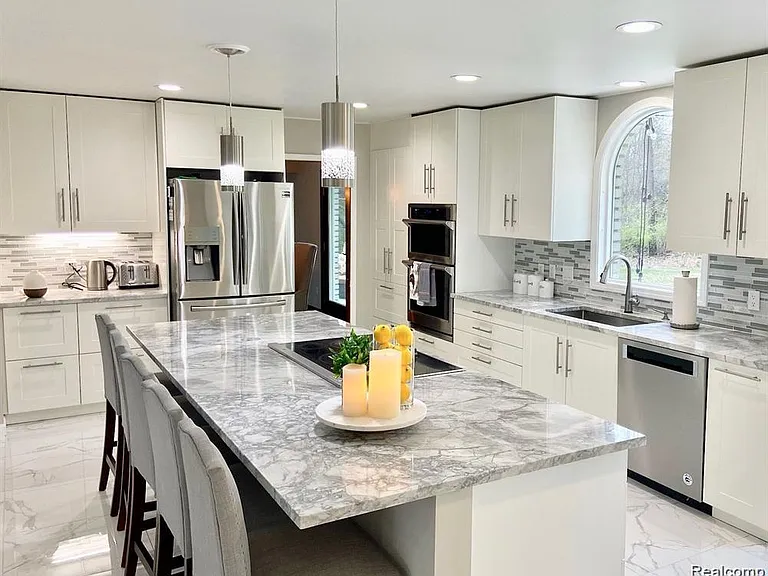4077 Lincoln Dr — Photo 11