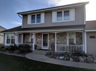 1221 Williams Dr, Mukwonago, WI 53149