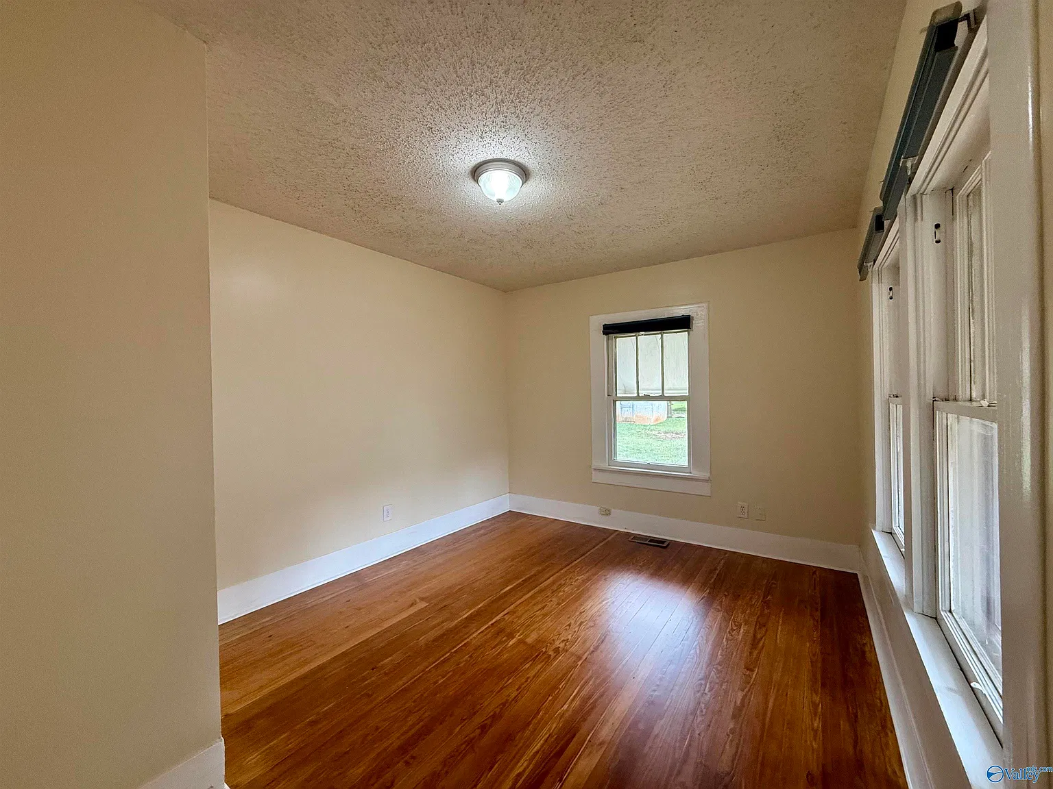 2 bed, 1.0 bath, 1076 sqft, $1,200 — Photo 4