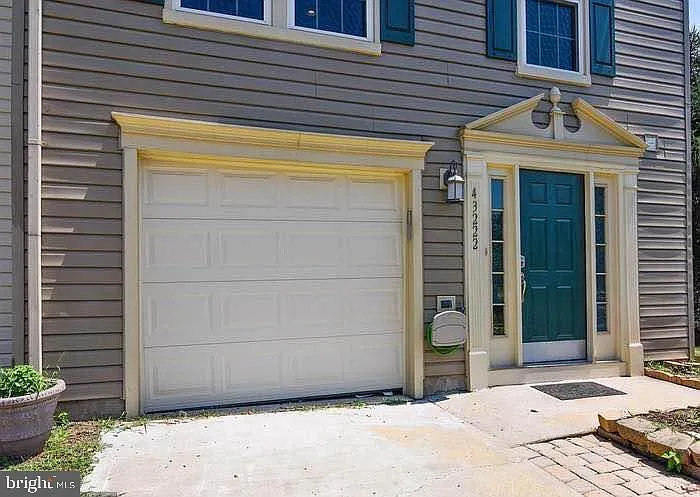 3 bed, 2.5 bath, 2500 sqft, $2,900 — Photo 2
