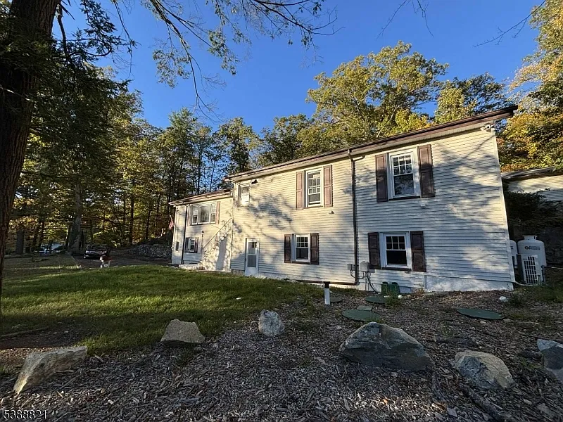 4 bed, 2.0 bath, 2200 sqft, $3,300 — Photo 2