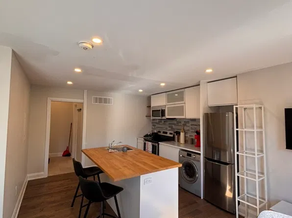82 Eccles St #3, Ottawa, ON K1R 6S6