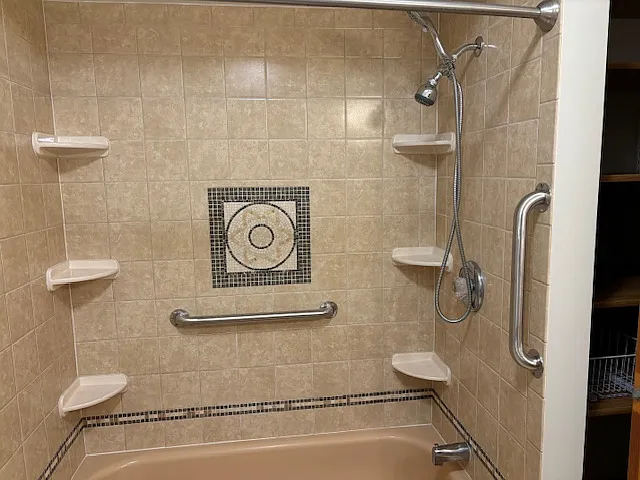 Main Bath Tub/Shower