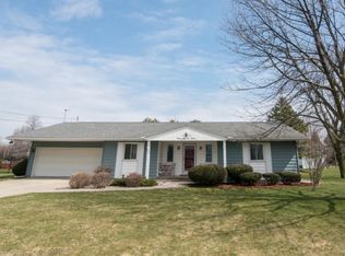 972 Cecelia Dr, Essexville, MI