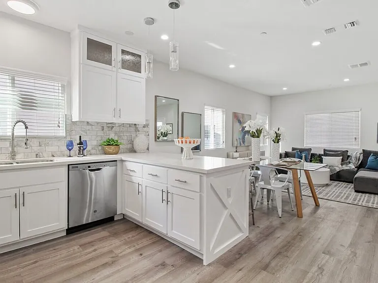 6841 Radford Ave — Photo 29