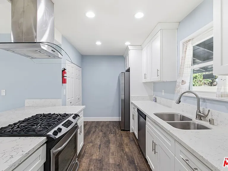 14141 Gault St — Photo 7